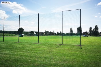 Zabezpieczające ogrodzenie z siatki na boisko szkolne